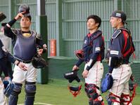 ブルペンで投球練習を終え、話し合う（左から）中村悠、坂本、若月