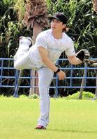 右投げでキャッチボールをする日本ハム・細野
