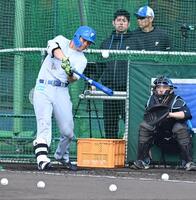 １８日の打撃練習で場外弾を放つ清宮幸（撮影・持木克友）
