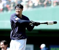打撃練習前、笑顔を見せる佐藤輝（撮影・伊藤笙子）