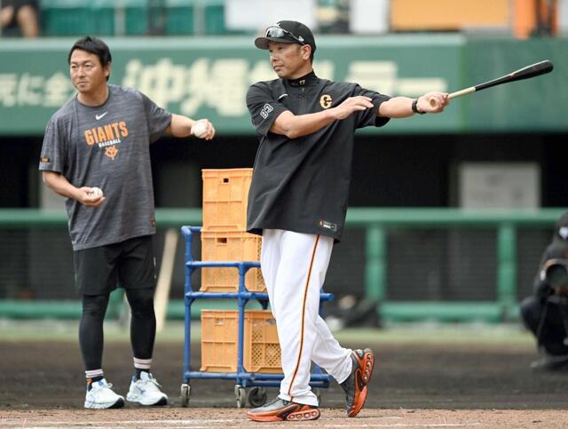 　特守で自らノックをする阿部監督。左は長野久義氏（撮影・開出牧）