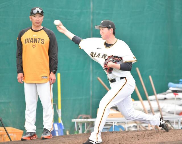 ブルペンでピッチングをする戸郷。左は阿部監督（撮影・開出牧）