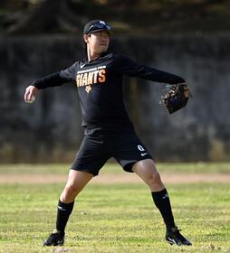 　２１日のヤクルト戦先発に向け調整する山崎（撮影・開出牧）