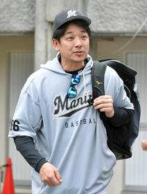 練習を終え球場を引きあげるロッテ・サブロー監督（撮影・持木克友）