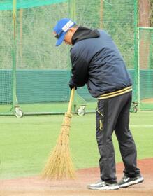 　自らキャンプ地のグラウンド整備をするオイシックスの桑田真澄ＣＢＯ（撮影・伊藤玄門）