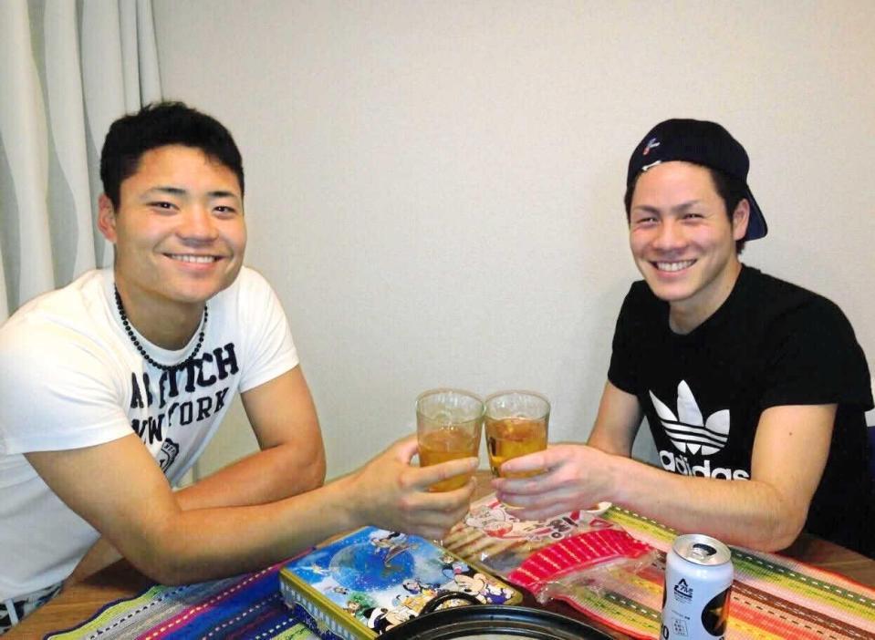 　友人との時間を楽しむ中村（左）と荒川さん（ともに荒川さん提供）