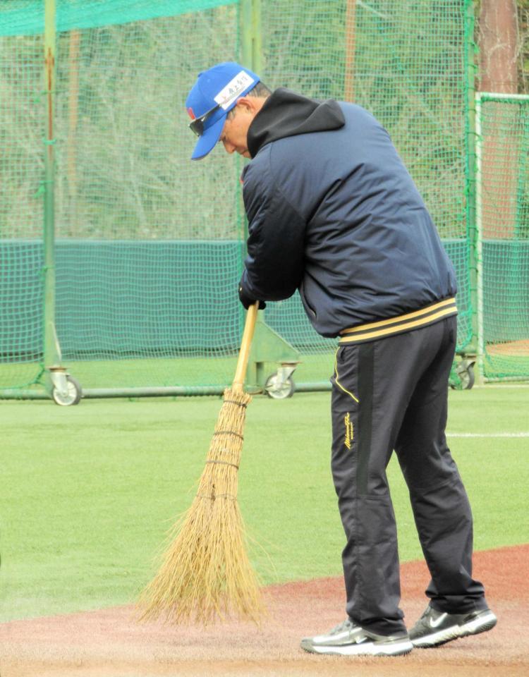 　自らキャンプ地のグラウンド整備をするオイシックスの桑田真澄ＣＢＯ（撮影・伊藤玄門）