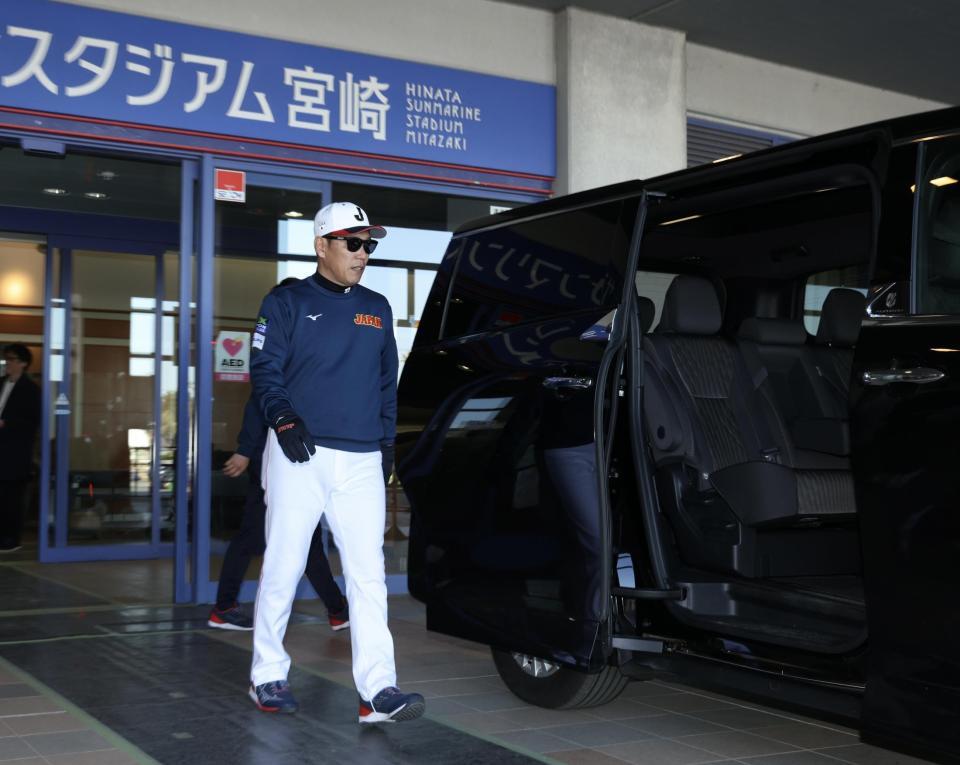 木の花ドームへ向かう侍ジャパン・井端監督（撮影・伊藤笙子）