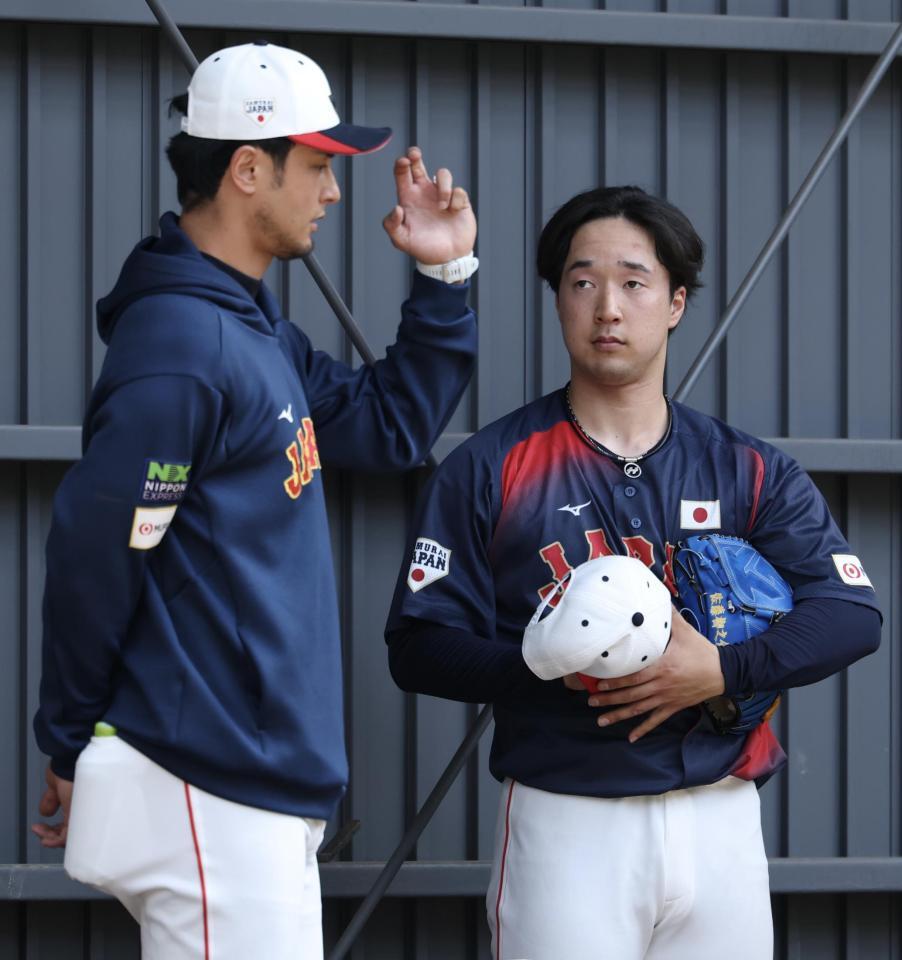 ダルビッシュ（左）のアドバイスに耳を傾ける広島・佐藤柳之介（撮影・伊藤笙子）