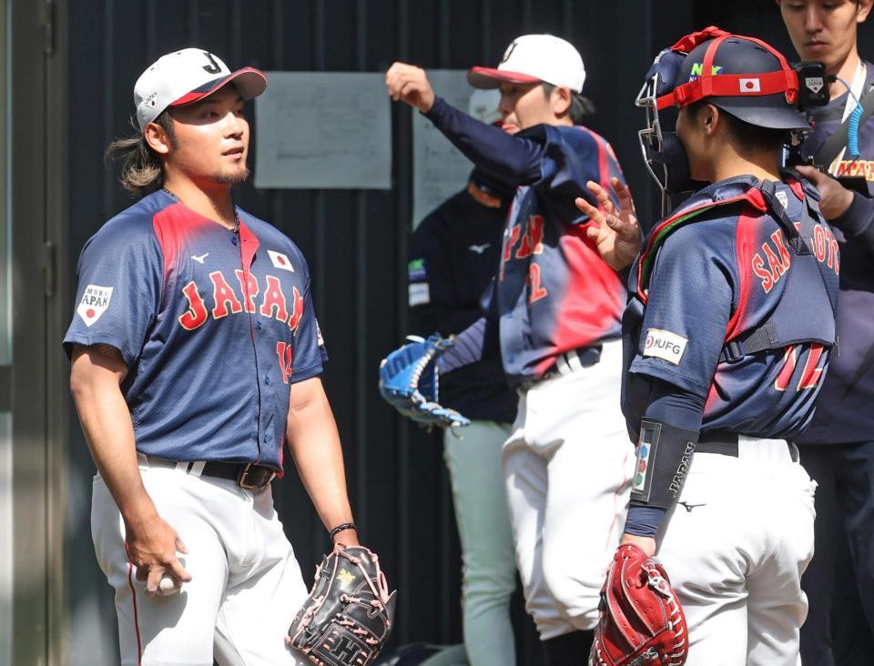 投球練習を終え、坂本（右）と話す伊藤