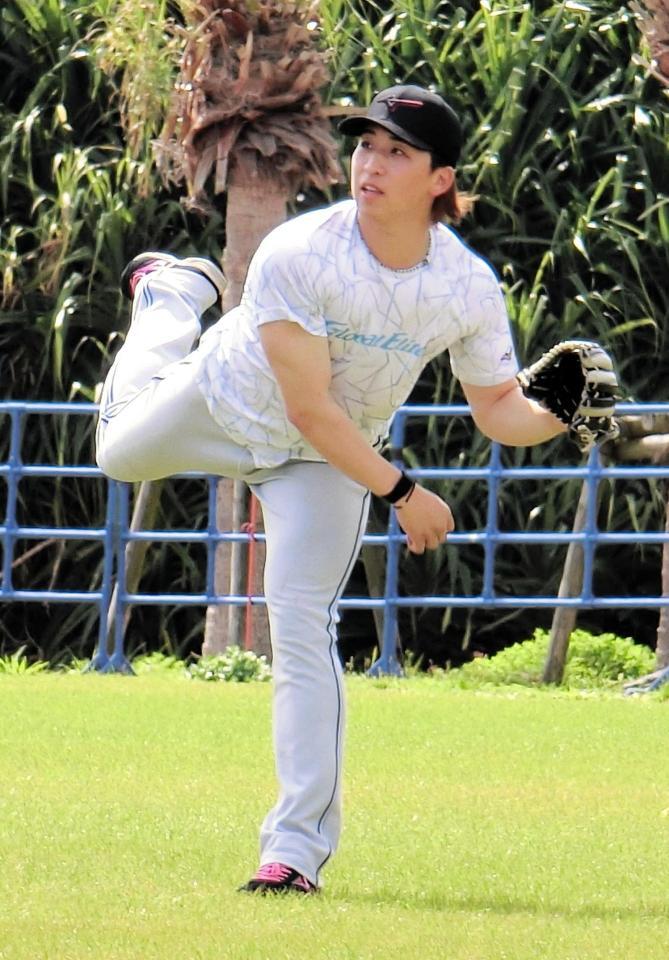 右投げでキャッチボールをする日本ハム・細野