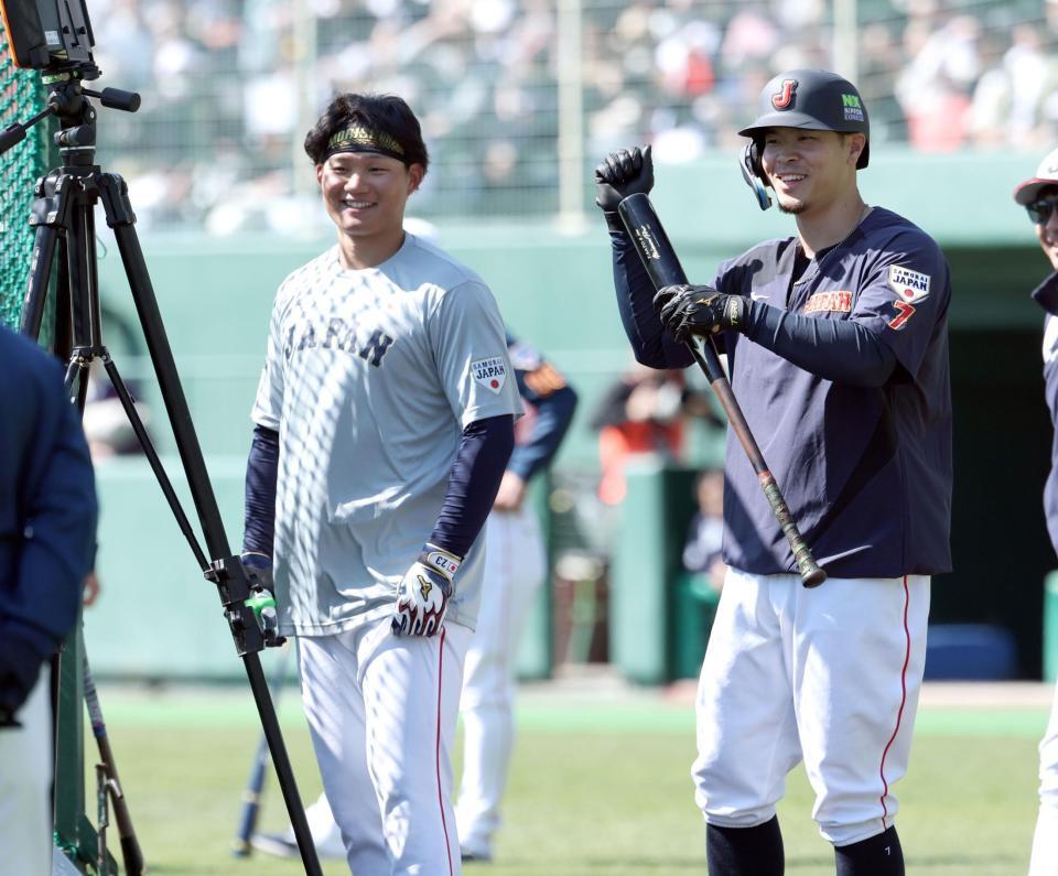 打撃練習前、笑みを浮かべる森下（左）と佐藤輝（撮影・伊藤笙子）