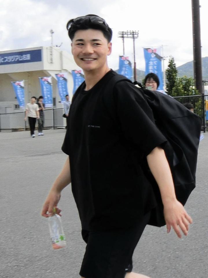 別メニューでの調整を終え、明るい表情で球場を後にする日本ハム・清宮幸