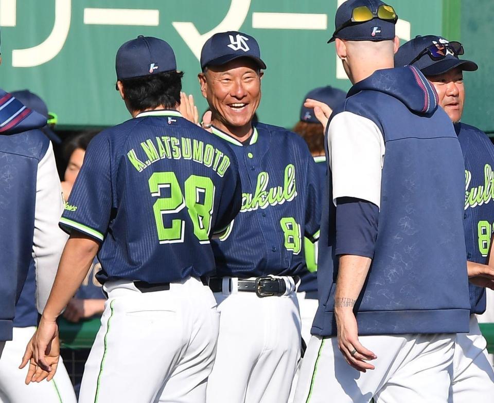 巨人に逆転勝ちし勝利投手の松本（２８）らナインとタッチを交わし笑顔の池山監督（中央）＝撮影・開出牧