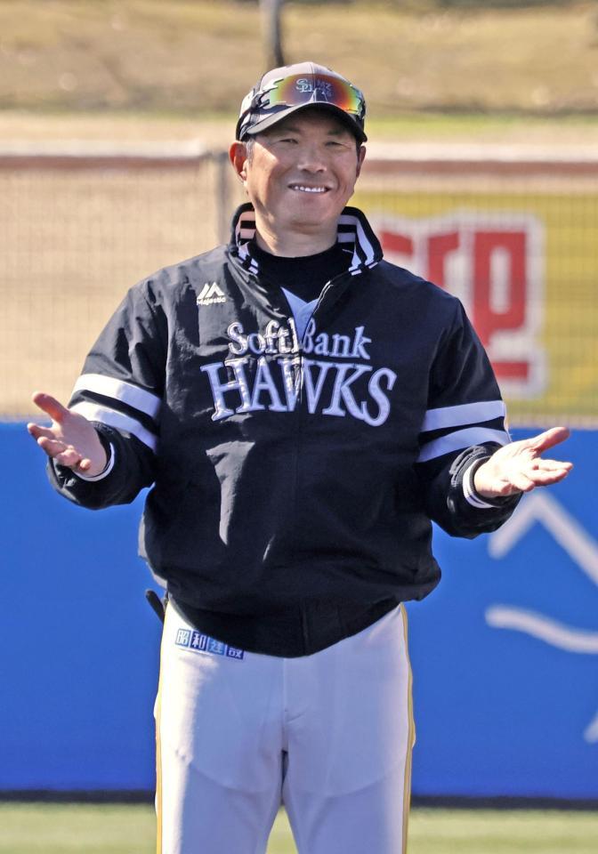 笑顔で手締めをする小久保監督