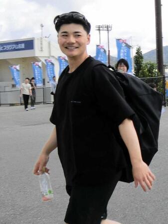 　別メニューでの調整を終え、明るい表情で球場を後にする清宮幸