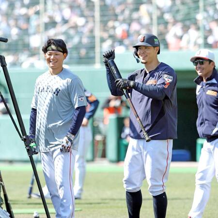 打撃練習前、笑みを浮かべる森下（左）と佐藤輝（撮影・伊藤笙子）
