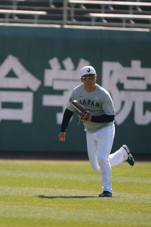 外野の守備練習する森下（撮影・金田祐二）