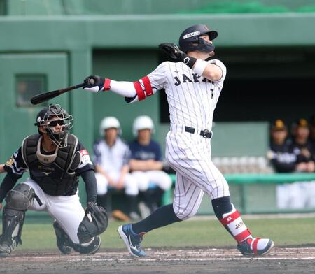 １回、同点に追いつく適時内野安打を放つ佐藤輝（撮影・伊藤笙子）