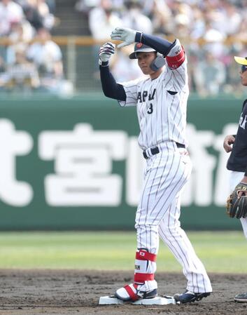 １回、左線へ２点適時二塁打を放ち、ポーズを決める森下（撮影・伊藤笙子）