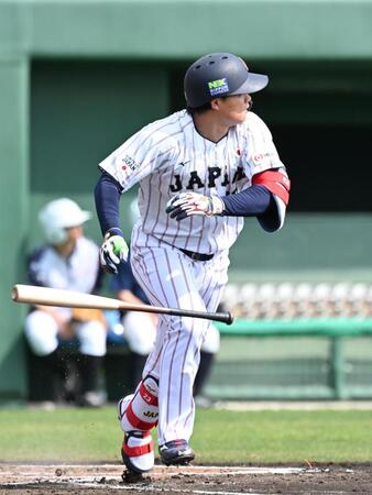 １回、左翼線に勝ち越しの２点適時二塁打を放つ森下