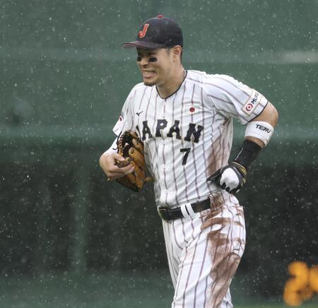 雨に濡れながらベンチへと引き揚げる佐藤輝（撮影・伊藤笙子）