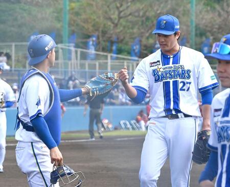 ３回１失点の力投で松尾（左）に迎えられる藤浪（撮影・持木克友）