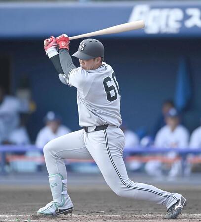 ２回、中前適時打を放つ荒巻（撮影・開出牧）