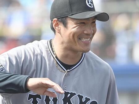 ２回を無失点に抑えナインとタッチを交わし笑顔がはじける則本（撮影・開出牧）