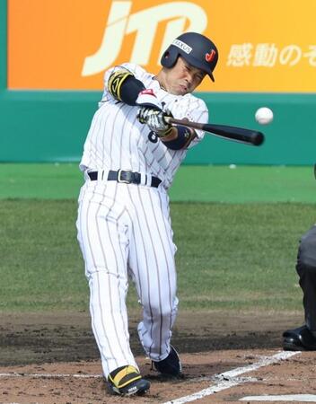 １回、近藤が中前打を放つ