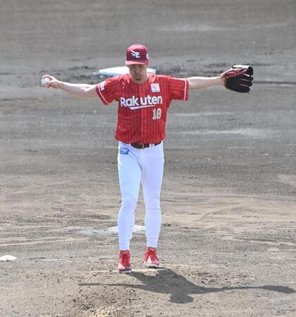 初球を投げる前にマウンドで両手を広げる前田健（撮影・持木克友）