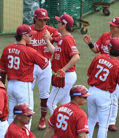 １回をピシャリと抑えナインに迎えられる前田健（左から３人目）＝撮影・持木克友