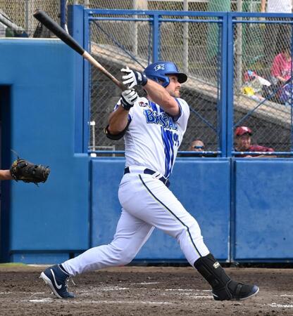 右中間二塁打を放つヒュンメル（撮影・持木克友）