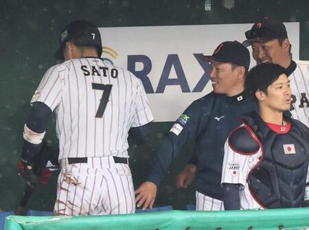交代した佐藤輝（左）をねぎらう井端監督