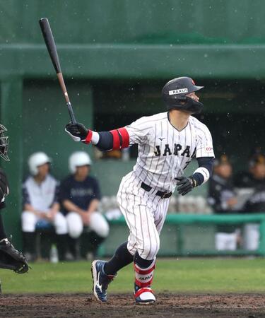 ２点適時二塁打を放つ佐藤輝（撮影・伊藤笙子）