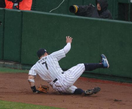 ソフトバンク・秋広のファウルにで滑り、ユニホームを汚す佐藤輝（撮影・金田祐二）