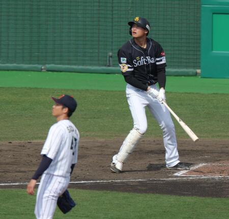 右越えソロを放つ笹川（撮影・金田祐二）