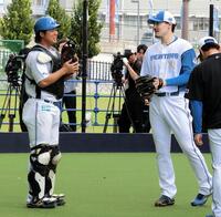 ブルペン投球を終えた有原（右）は、捕手の進藤と話す