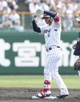 １回、左線へ２点適時二塁打を放ち、ポーズを決める森下（撮影・伊藤笙子）