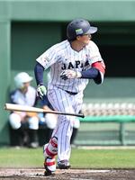 １回、左翼線に勝ち越しの２点適時二塁打を放つ森下
