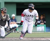 １回、同点となる適時内野安打を放つ佐藤輝（撮影・伊藤笙子）