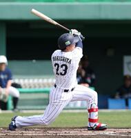 １回、左線へ２点適時二塁打を放つ森下（撮影・伊藤笙子）