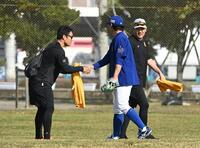 試合前、涌井（中央）と握手を交わす則本。右は田中将（撮影・開出牧）