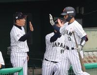 ３回、２ランを放った坂本（右）を迎える井端監督