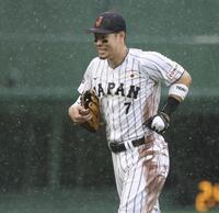 雨に濡れながらベンチへと引き揚げる佐藤輝（撮影・伊藤笙子）