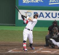 ２回、２点二塁打を放つ佐藤輝（撮影・金田祐二）