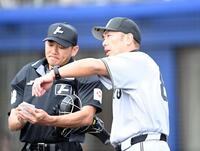 ７回、投手交代を告げる阿部監督（撮影・開出牧）
