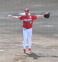 初球を投げる前にマウンドで両手を広げる前田健（撮影・持木克友）