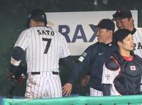 交代した佐藤輝（左）をねぎらう井端監督