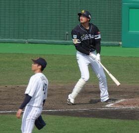 右越えソロを放つ笹川（撮影・金田祐二）